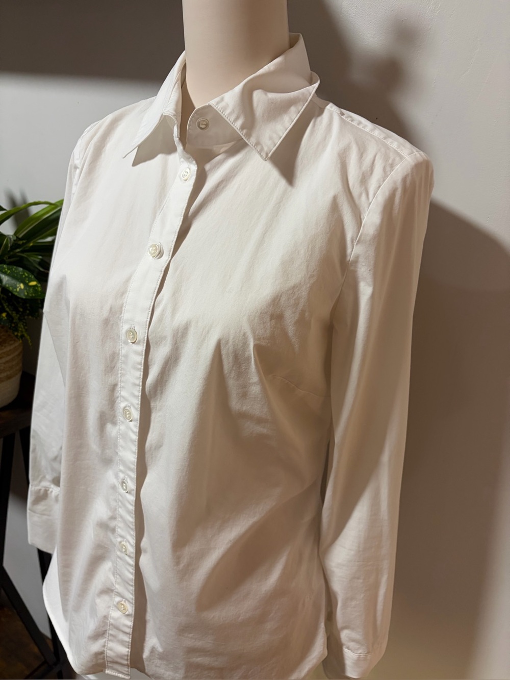 Banana Republic women’s White Button-Up Shirt